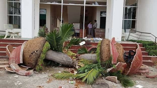 Sở KHĐT Bình Thuận bị các đối tượng quá khích đập phá, đốt cháy ngày 10/6. Ảnh: Tuổi trẻ