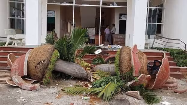 Sở KHĐT Bình Thuận bị các đối tượng quá khích đập phá, đốt cháy ngày 10/6. Ảnh: Tuổi trẻ