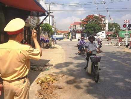 Lực lượng CSGT Thanh Hóa vào cuộc ghi hình, chấn chỉnh người tham gia giao thông tại đường ngang.