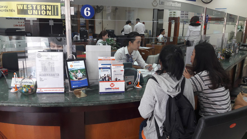 Bên cạnh tờ rơi giới thiệu sản phẩm truyền thống, chiếc máy tính bảng ở vị trí vô cùng nổi bật