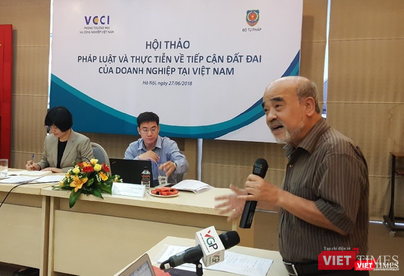 Giáo sư Đặng Hùng Võ cho rằng việc định giá đất trong Luật đất đai 2013 là một lỗ hổng lớn. Giáo sư Đặng Hùng Võ cho rằng việc định giá đất trong Luật đất đai 2013 là một lỗ hổng lớn.