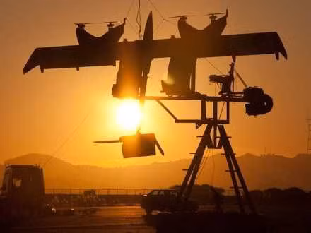 Makani Power, cũng được Google mua lại và đặt trong Google X, phát triển các con diều có tua-bin gió để tạo năng lượng sạch.