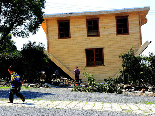 Nhà lộn ngược, Trung Quốc Nếu bạn thích cảm giác nhảy múatrên trần nhà,hãy đến làng tranh dân gian Trung Quốc, thuộc thị trấncổ Fengjing, phía nam Thượng Hải. Bên trong, mọi thứ từ bàn ăn tối đếngiường ngủ trẻ emđều được sắp xếp với vị trí thách thức trọng lực. Nhà lộn ngược, Trung Quốc Nếu bạn thích cảm giác nhảy múatrên trần nhà,hãy đến làng tranh dân gian Trung Quốc, thuộc thị trấncổ Fengjing, phía nam Thượng Hải. Bên trong, mọi thứ từ bàn ăn tối đếngiường ngủ trẻ emđều được sắp xếp với vị trí thách thức trọng lực.