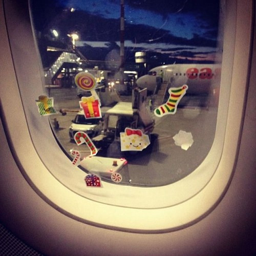 Những hình dán ngộ nghĩnh trên cửa số máy bay. Tuy nhiên chúng không làm ô cửa đẹp hơn mà chỉ thêm nhem nhuốc.