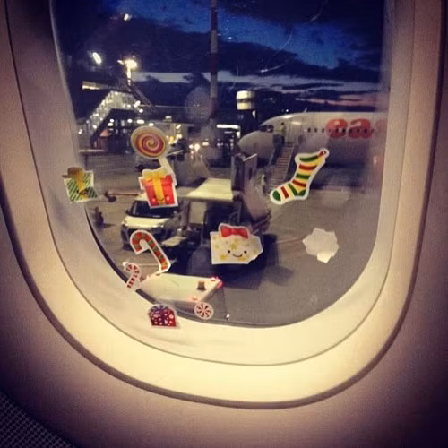 Những hình dán ngộ nghĩnh trên cửa số máy bay. Tuy nhiên chúng không làm ô cửa đẹp hơn mà chỉ thêm nhem nhuốc. Những hình dán ngộ nghĩnh trên cửa số máy bay. Tuy nhiên chúng không làm ô cửa đẹp hơn mà chỉ thêm nhem nhuốc.