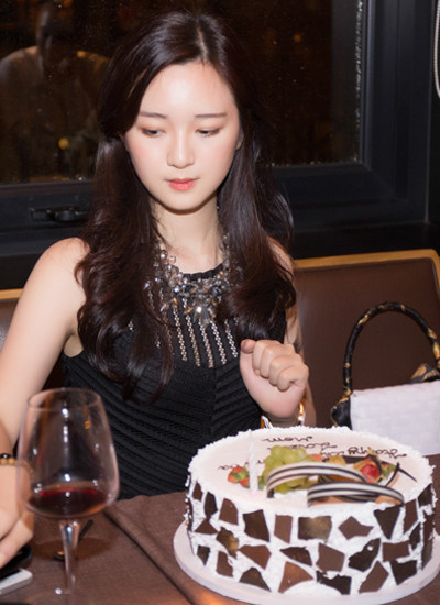 Hiện Anh Sahọc ngành kinh tế ở Mỹ. Ngoài ra, cô còn dành thời gian theo đuổi đam mê kiến trúc.Khi về nước dịp nghỉ hè này, Anh Sa được mẹ Giáng My tổ chức buổi tiệc sinh nhật gia đình ấm cúng bên người thân và bạn bè.