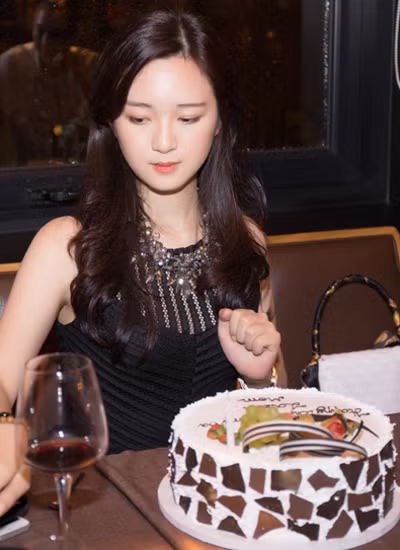 Hiện Anh Sahọc ngành kinh tế ở Mỹ. Ngoài ra, cô còn dành thời gian theo đuổi đam mê kiến trúc.Khi về nước dịp nghỉ hè này, Anh Sa được mẹ Giáng My tổ chức buổi tiệc sinh nhật gia đình ấm cúng bên người thân và bạn bè.