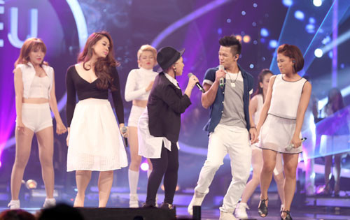 Trước đó, mở màn đêm gala, hai thí sinh chung cuộc cùng top 8 Vietnam Idol có màn trình diễn sôi động. Họ hát nhiệt tình, không bị áp lực bởi thắng thua và truyền nhiều cảm xúc cho người nghe.