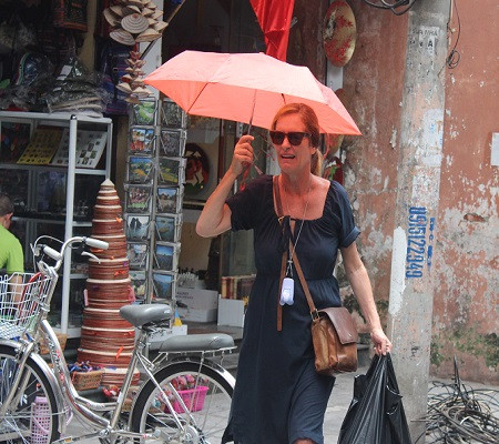 Khách Tây ''méo mặt'' vì nắng nóng