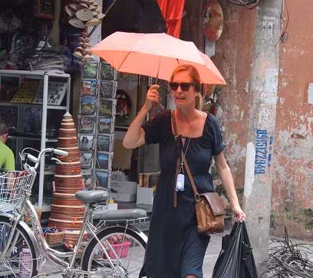 Khách Tây ''méo mặt'' vì nắng nóng