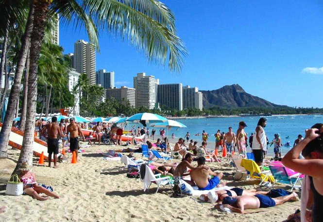Vào mùa cao điểm, du khách tràn ngập bãi biển Waikiki - Ảnh: wordpress