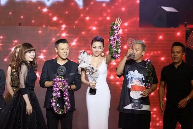 Giải đồng thuộc về đội Tóc Tiên