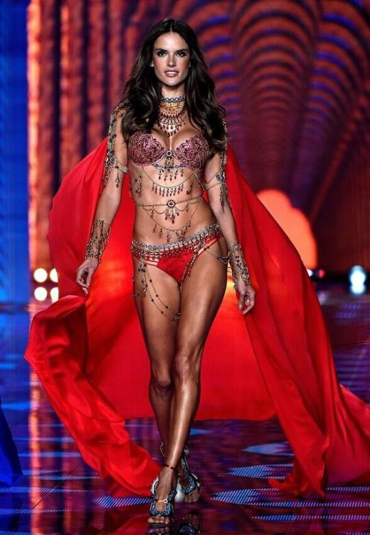 Nóng bỏng thiên thần nội y Victoria's Secret và bí quyết giữ dáng ít người biết tới ảnh 6