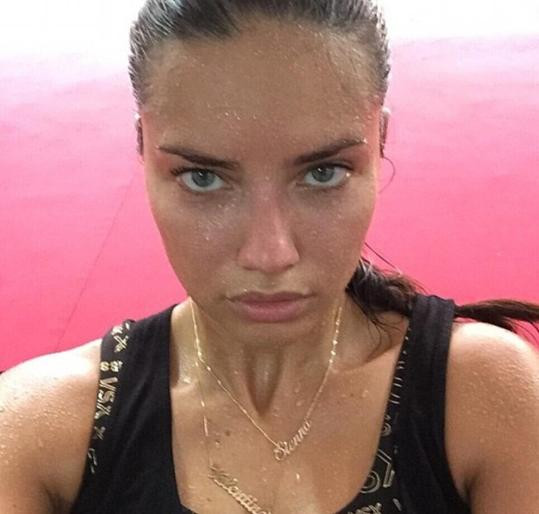 Nóng bỏng thiên thần nội y Victoria's Secret và bí quyết giữ dáng ít người biết tới ảnh 5