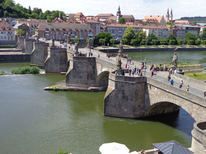 Bạn sẽ bước qua cây cầu cổ xây dựng từ thế kỷ 15 được trang trí bằng 12 bức tượng thánh để vào trung tâm thành phố -Ảnh: wordpress