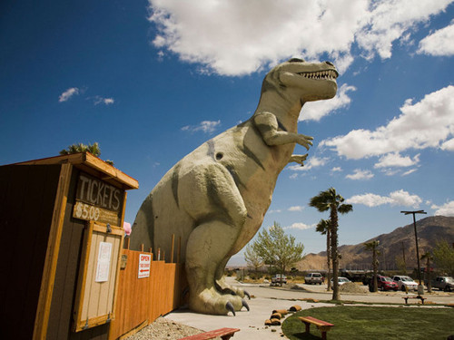 Khủng long kích thước như thật, California, Mỹ Với2 con khủng long có kích cỡ như thật, bảo tàngWorld's Biggest Dinosaurs khó có thể so sánh vớiJurassic Park. Nhưng nếu bạn muốn ngắmtoàn cảnh California, hãy leo lên chú khủng longMr. Rex và nhìn qua kẽ răng của nó. Bộ đôi với chú khủng long nàylàMs. Dinny,mô hình khủng long Apatosauruscao 46 m, nặng 150 tấn. Cả hai được thiết kế bởiClaude K. Bell. Sau khi ông mất vàonăm 1988,World's Biggest Dinosaursđược một nhóm tôn giáo tiếp quản và xây dựng thêm bảo tàng Creationist tại nơi đây. Khủng long kích thước như thật, California, Mỹ Với2 con khủng long có kích cỡ như thật, bảo tàngWorld's Biggest Dinosaurs khó có thể so sánh vớiJurassic Park. Nhưng nếu bạn muốn ngắmtoàn cảnh California, hãy leo lên chú khủng longMr. Rex và nhìn qua kẽ răng của nó. Bộ đôi với chú khủng long nàylàMs. Dinny,mô hình khủng long Apatosauruscao 46 m, nặng 150 tấn. Cả hai được thiết kế bởiClaude K. Bell. Sau khi ông mất vàonăm 1988,World's Biggest Dinosaursđược một nhóm tôn giáo tiếp quản và xây dựng thêm bảo tàng Creationist tại nơi đây.