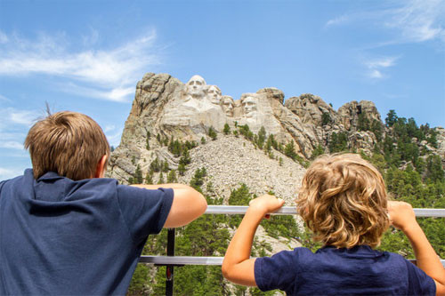 Núi Rushmore, Mỹ Núi Rushmore - Khu Tưởng niệm Quốc gia là một tác phẩm điêu khắc được tạc vào khối đá granite trên núi Rushmore, gần thành phố Keystone, bang South Dakota, Mỹ. Núi Rushmore thể hiện bốn gương mặt Tổng thống Mỹ với chiều cao 18m, từ trái sang phải lần lượt là George Washington, Thomas Jefferson, Theodore Roosevelt và Abraham Lincoln. Trên trangTrip Advisor,khách du lịch để lại bình luận dài tới 10 trang chỉ để bày tỏ sự thất vọng trước kích thước quá nhỏ của công trình, nhất là khi nhìn từ xa. Tuy nhiên mỗi năm, nơi đây vẫn thu hút khoảng 2 triệu khách tới tham quan.