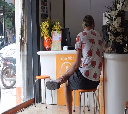 Khách Tây ''méo mặt'' vì nắng nóng