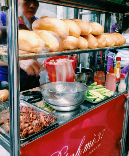 "Bánh mì 37" được cả khách Việt và khách Tây ưa chuộng.