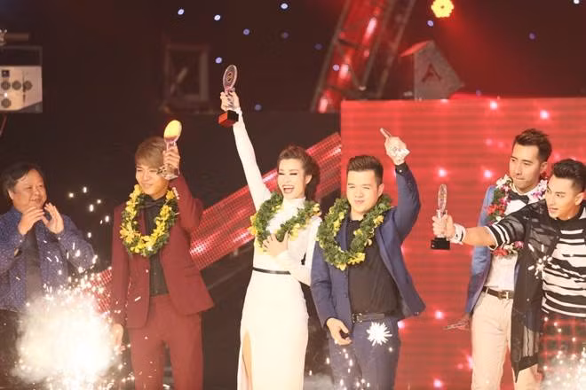 Đông Nhi vỡ òa trong niềm vui chiến thắng