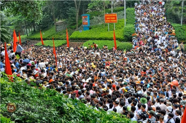 Dòng người ùn ùn đổ về đền Hùng ngày 10-3 âm lịch.