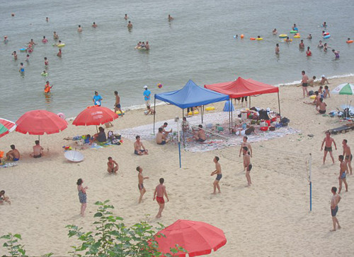 Tới Triều Tiên, bạn sẽ được thăm các bãi biển tuyệt đẹp ở Wonsan và Hamhung, đi cắm trại trên núi Kumgang hay tới khu vực phi quân sự giữa hai đất nước Triều Tiên - Hàn Quốc. Ngoài ra, du khách cũng có cơ hội nghỉ ngơi ở các vùng nông thôn - nơi không khí trong lành cùng thức ăn tươi sống, ngon, rẻ.Ảnh:YPT.