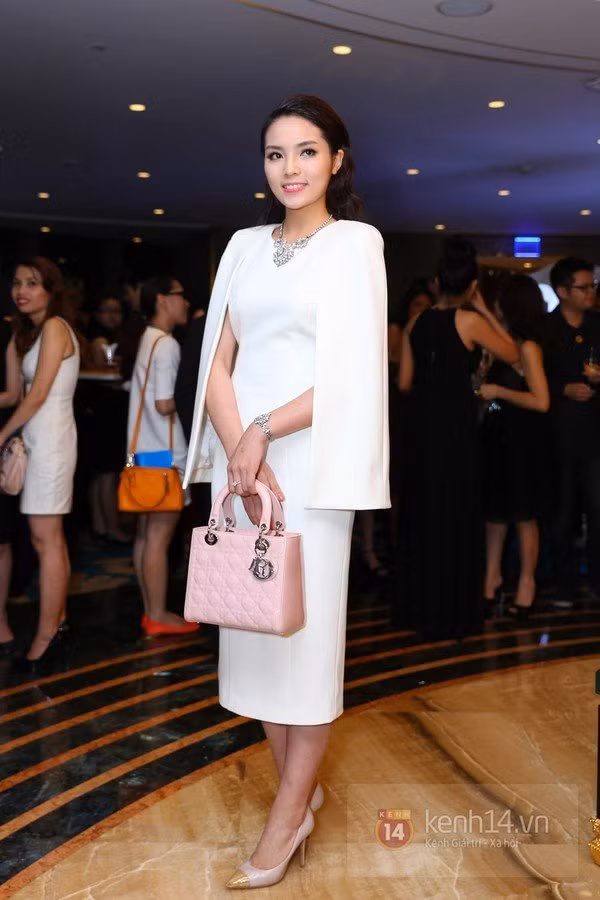 Hoa hậu - Á hậu Việt: Những tay chơi hàng hiệu kín tiếng ảnh 10 Hoa hậu - Á hậu Việt: Những tay chơi hàng hiệu kín tiếng ảnh 10