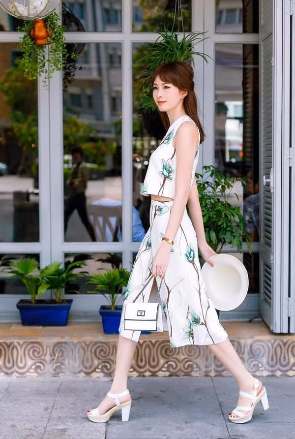 Hoa hậu - Á hậu Việt: Những tay chơi hàng hiệu kín tiếng ảnh 4 Hoa hậu - Á hậu Việt: Những tay chơi hàng hiệu kín tiếng ảnh 4