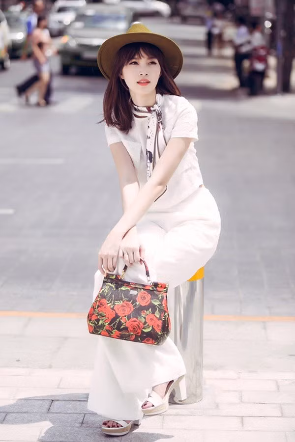 Hoa hậu - Á hậu Việt: Những tay chơi hàng hiệu kín tiếng ảnh 3 Hoa hậu - Á hậu Việt: Những tay chơi hàng hiệu kín tiếng ảnh 3