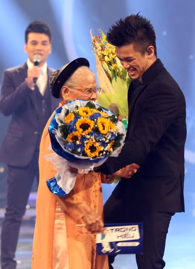 Tân quán quân xúc động khi bà ngoại lên sân khấu tặng hoa cho anh. Trọng Hiếu sinh năm 1992 tạiĐức. Dù anh đam mê ca hát từ bé, có lúc mẹ muốn Trọng Hiếu trở thành luật sư. Tuy vậy, cuối cùng, chàng trai 9X thuyết phục được gia đình ủng hộ mình theo đuổi âm nhạc. Anh tham gia các chương trình biểu diễn trên sân khấu từ ngày cònnhỏ. Trọng Hiếu từng vào Top 25 của Thần tượng âm nhạc Đức cũng như đạt được nhiều giải thưởng về nhảy múa. Tân quán quân xúc động khi bà ngoại lên sân khấu tặng hoa cho anh. Trọng Hiếu sinh năm 1992 tạiĐức. Dù anh đam mê ca hát từ bé, có lúc mẹ muốn Trọng Hiếu trở thành luật sư. Tuy vậy, cuối cùng, chàng trai 9X thuyết phục được gia đình ủng hộ mình theo đuổi âm nhạc. Anh tham gia các chương trình biểu diễn trên sân khấu từ ngày cònnhỏ. Trọng Hiếu từng vào Top 25 của Thần tượng âm nhạc Đức cũng như đạt được nhiều giải thưởng về nhảy múa.