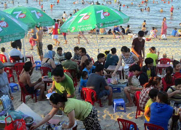 Dân đổ xô trốn nóng, biển miền Trung quá tải ảnh 6