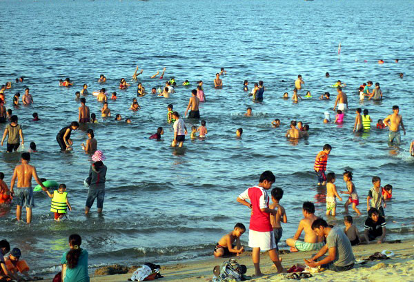 Dân đổ xô trốn nóng, biển miền Trung quá tải ảnh 7