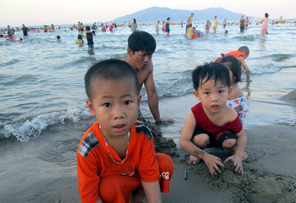 Dân đổ xô trốn nóng, biển miền Trung quá tải ảnh 3