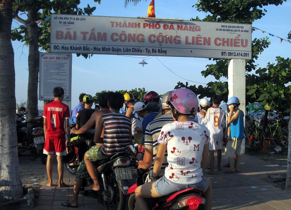 Dân đổ xô trốn nóng, biển miền Trung quá tải ảnh 1