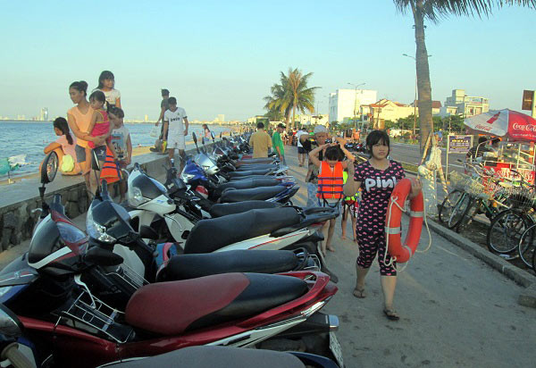 Dân đổ xô trốn nóng, biển miền Trung quá tải ảnh 8