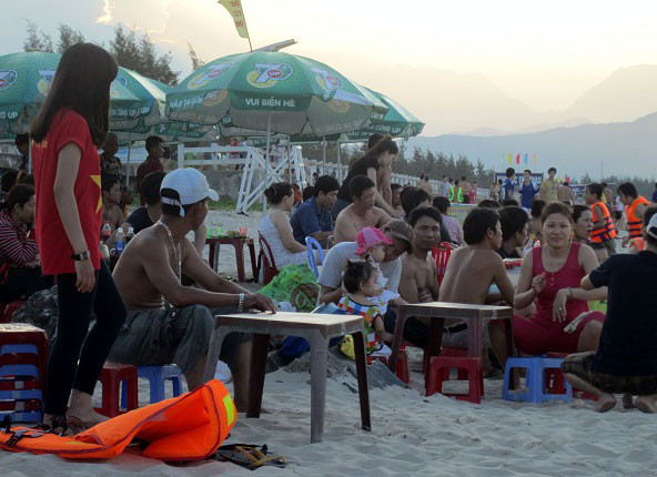 Dân đổ xô trốn nóng, biển miền Trung quá tải ảnh 5