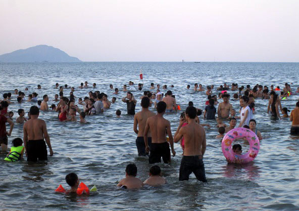 Dân đổ xô trốn nóng, biển miền Trung quá tải ảnh 4