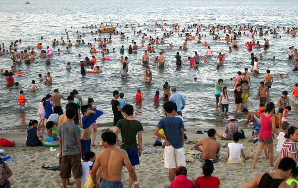 Dân đổ xô trốn nóng, biển miền Trung quá tải ảnh 2