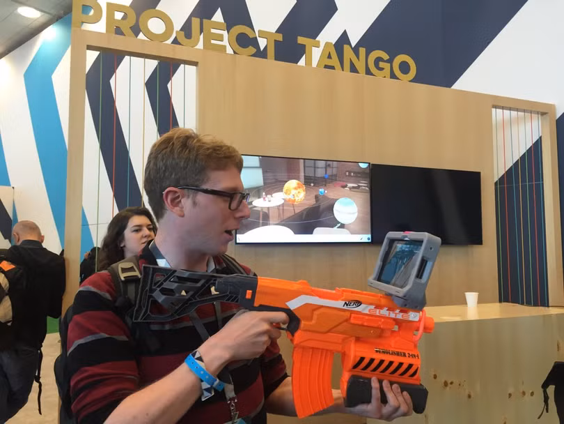 Project Tango thuộc Google ATAP là cảm biến thông minh, giúp smartphone và tablet theo dõi chuyển động trong không gian ba chiều. Nó có khả năng biến cả thế giới thành game video.