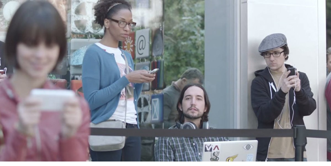 Samsung tung quảng cáo chê bai người dùng iPhone phải xếp hàng mới được mua máy.