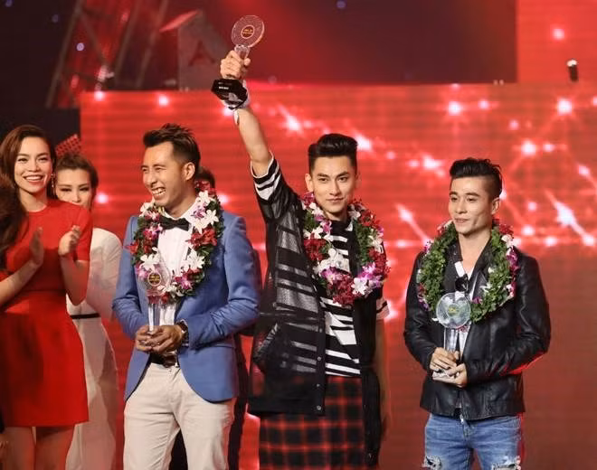 Giải bạc thuộc về đội của nam ca sĩ Isaac