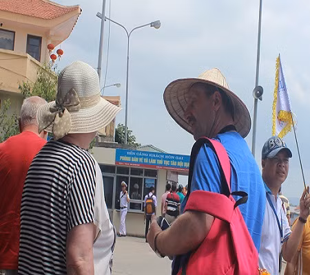 Khách Tây ''méo mặt'' vì nắng nóng