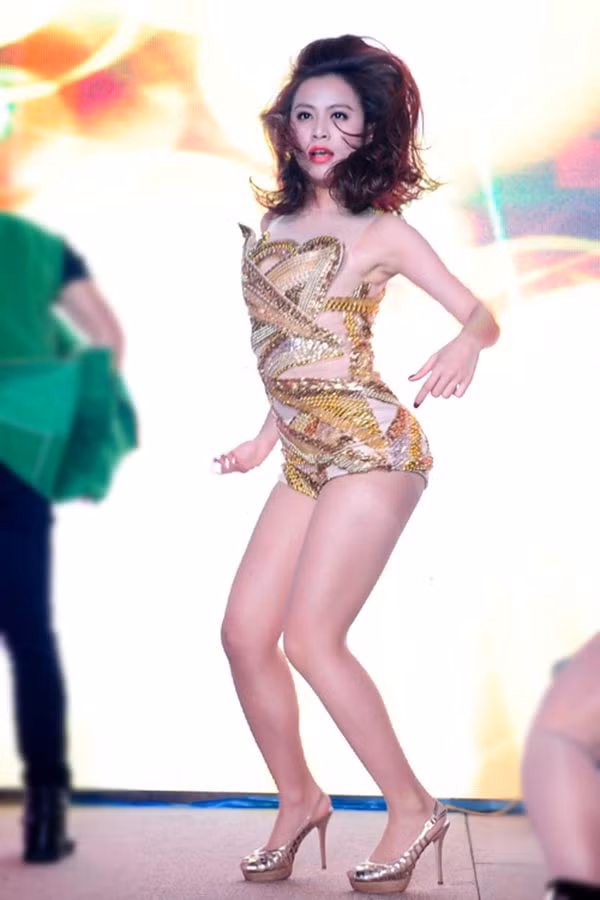 Vẻ đẹp nóng bỏng của 2 MC “Vui cùng Hugo” nổi tiếng một thời ảnh 7