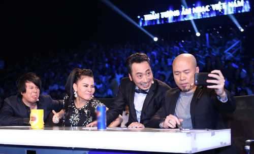 Từ trái qua: giám khảo Thanh Bùi, Thu Minh, Quang Dũng và Huy Tuấn trước giờ đêm gala khai màn. Hàng nghìn khán giả có mặt ở sân khấu để ủng hộ cho hai thí sinh thể hiện trong đêm công bố kết quả. Các giám khảo không nêu nhiều nhận xét chuyên môn trong đêm này mà chủ yếu nêu lên cảm xúc, cảm nghĩ về hai thí sinh. Họ liên tục bày tỏ xem Trọng Hiếu và Bích Ngọc là hai đồng nghiệp trẻ và tận hưởng các tiết mục với tâm thế như những khán giả.