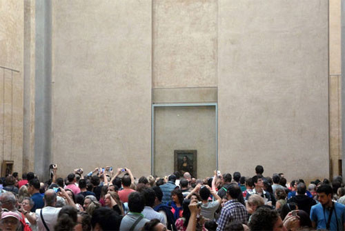 Bức họa Mona Lisa, Pháp Nhiều du khách có tâm hồn lãng mạn thừa nhận không ít lần mơ màng tới ngày được tận mắt chiêm ngưỡng một trong những bức họa nổi tiếng nhất mọi thời đại - Mona Lisa. Tuy nhiên, sau khi tốn kha khá thời gian chen chúc ở bảo tàng Louvre, đa số bày tỏ thất vọng khi bức nguyên bản quá nhỏ, chỉ đơn thuần là một bức tranh sơn dầu với kích thước khoảng 76 cm x 53 cm.