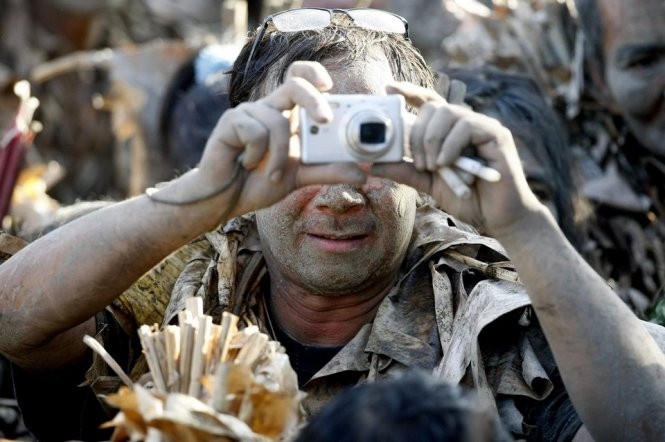 Một du khách hào hứng chụp lại những khoảnh khắc diễn ra lễ hội - Ảnh: AP