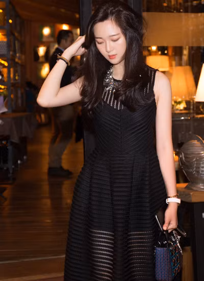 Từ nhỏ, Anh Sa được mẹ cho học ở trường quốc tế nên sử dụng tiếng Anh thành thạo. Anh Sa du học Mỹ từ những năm học phổ thông. Người đẹp 9X dành hầu hết thời gian để học tập và chỉ thỉnh thoảng xuất hiện cùng mẹ tại các sự kiện của làng giải trí. Giáng My luôn tự hào về cô con gái ngoan ngoãn, khiêm tốn và biết tự lập trong cuộc sống.