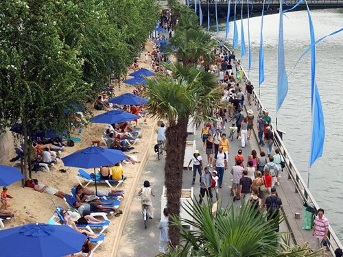 Nhiều người không có điều kiện tới biển tránh nóng đã tới tắm nắng trên bãi cát nhân tạo bên bờ sông Seine, Paris, Pháp. Theo ý kiến của nhiều du khách, họ không hiểu sao ngườidân Paris lại có thể hài lòng với "bãi biển" này và xếp nó vào một trong những bãi biển buồn tẻ nhất thế giới.