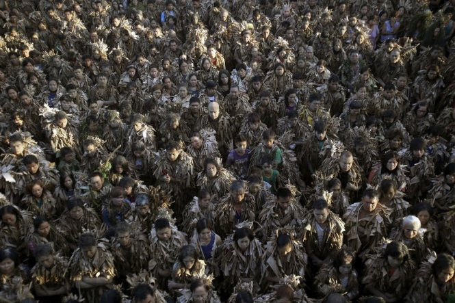 Hằng trăm người tham gia lễ hội người bùn - Ảnh: AP