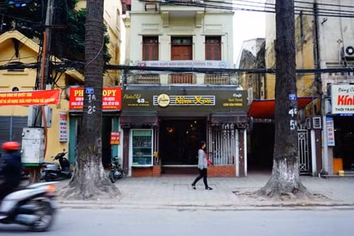 Phía dưới NXB Văn hóa - Thông tin là cửa hàng cà phê, bán cơm văn phòng - Ảnh: Ngọc Thắng